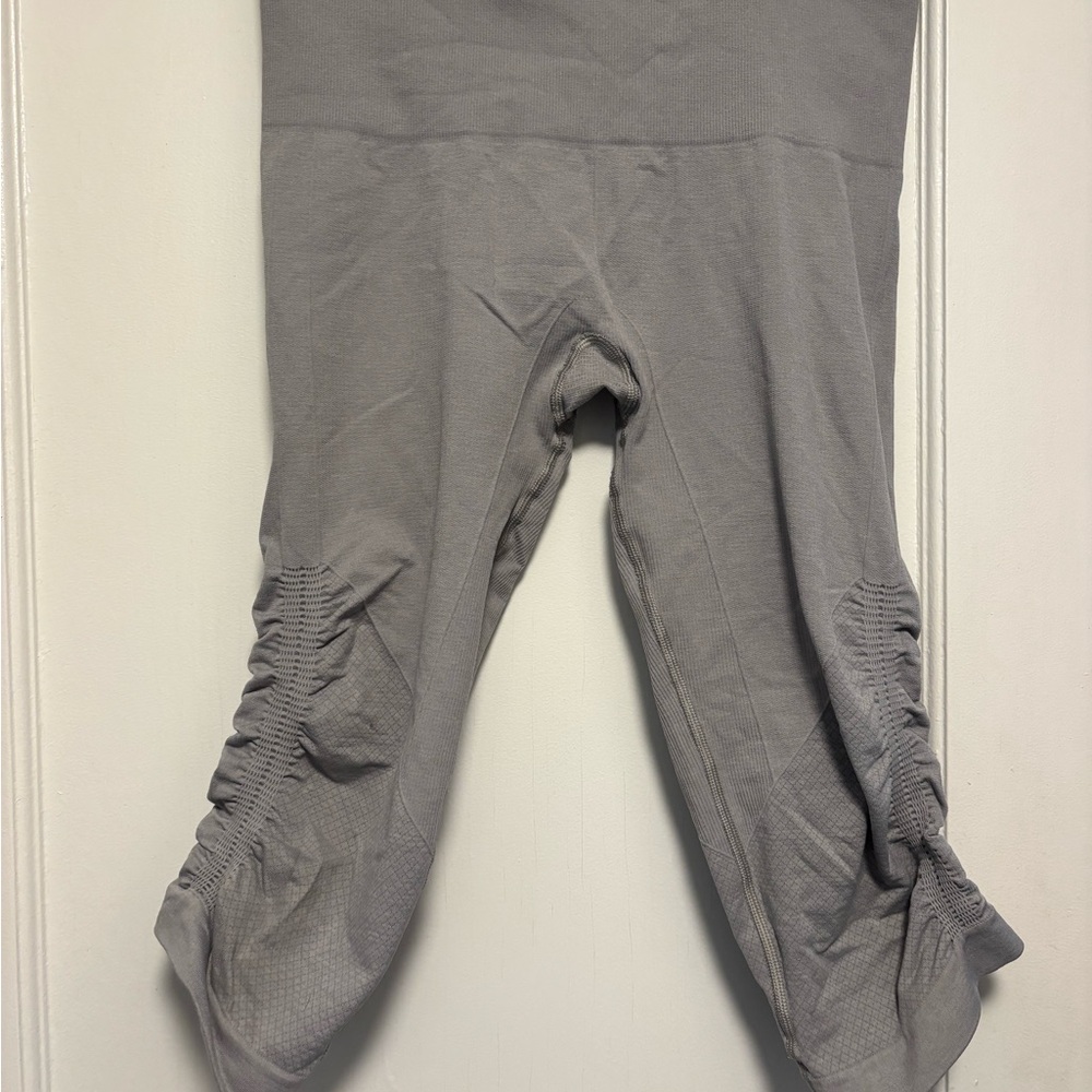 Lululemon grey crop leggings